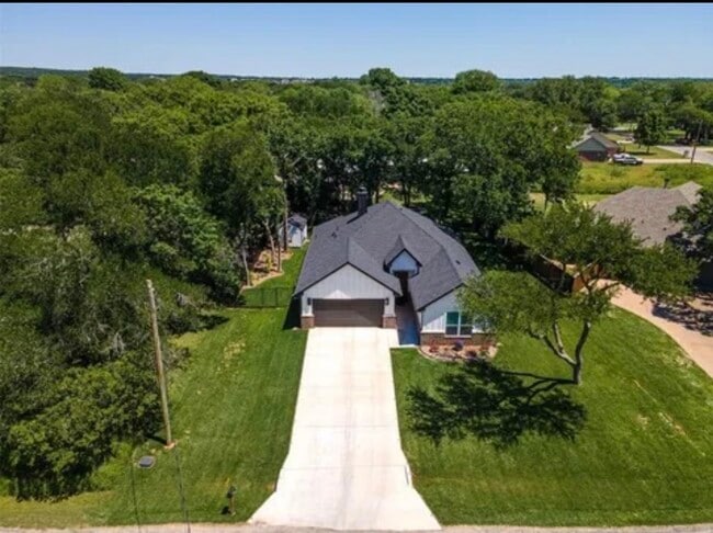 1418 Cheyenne Trl in Granbury, TX - Foto de edificio - Building Photo