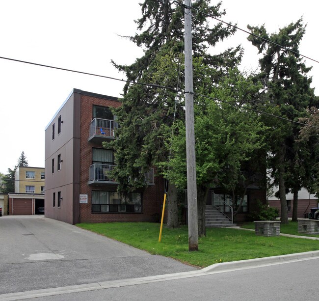 33 Meadowbrook Rd in Toronto, ON - Building Photo - Primary Photo