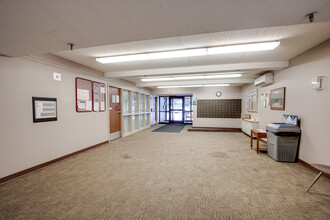 RAYMIE JOHNSON ESTATES & TOWNHOMES in Oak Park Heights, MN - Foto de edificio - Interior Photo