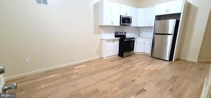 1219 W Silver St, Unit 1 in Philadelphia, PA - Foto de edificio - Building Photo