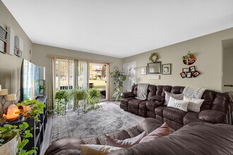 9381 Bay Colony Dr in Des Plaines, IL - Building Photo - Building Photo