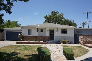 7633 Enfield Ave in Reseda, CA - Building Photo