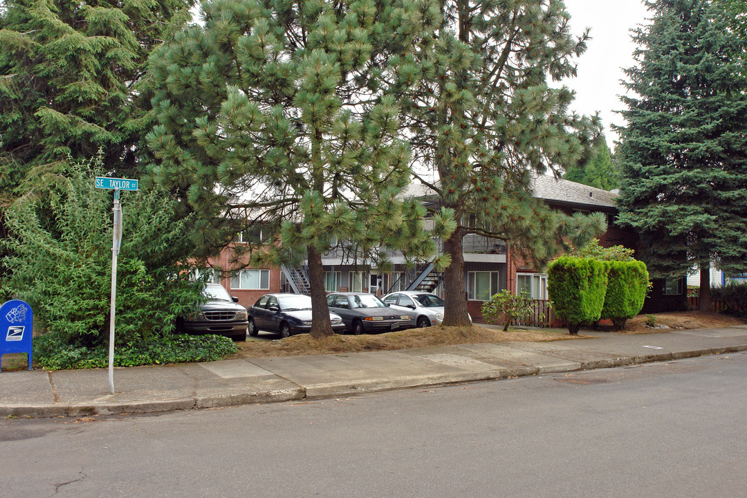 Court Apartments in Portland, OR - Building Photo