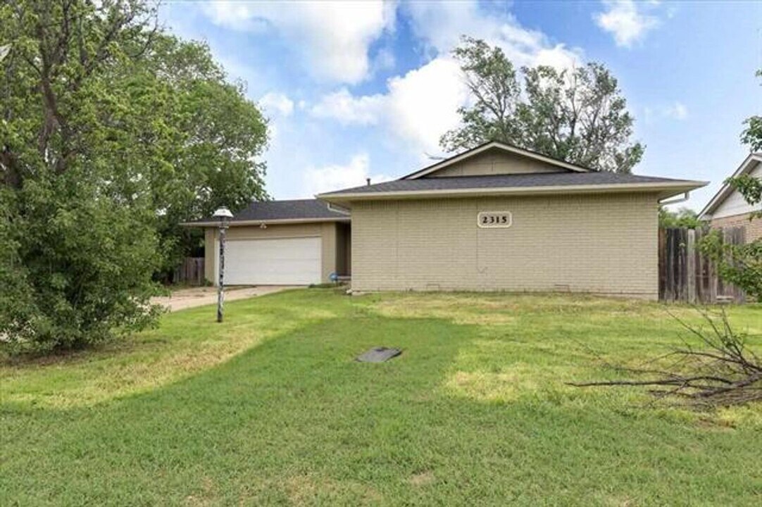 2315 NW Austin Dr in Lawton, OK - Building Photo