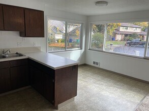 3075-3095-3095 NE 7th Ct in Gresham, OR - Building Photo - Building Photo