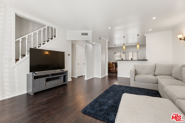 8156 Manitoba St in Los Angeles, CA - Building Photo - Building Photo