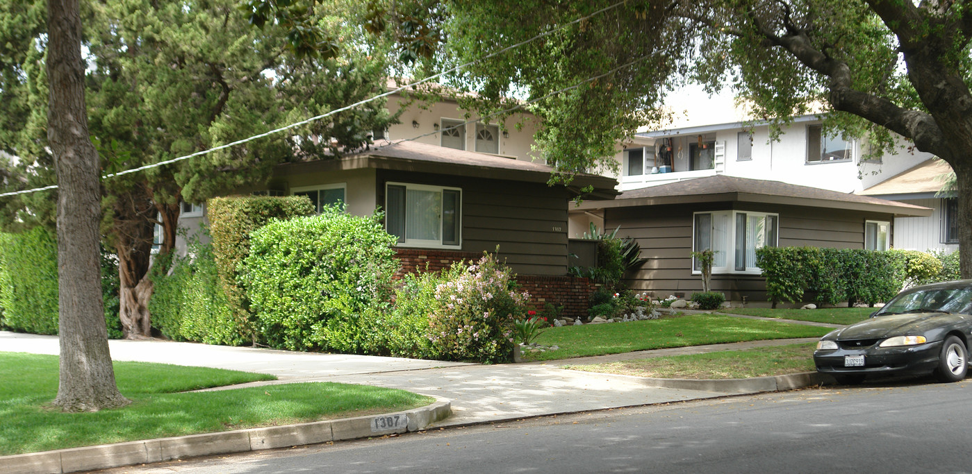 1317 Holliston Ave in Pasadena, CA - Building Photo