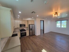 13802 Erwin St in Los Angeles, CA - Building Photo - Building Photo