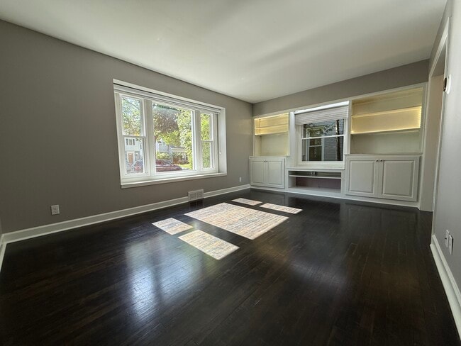 5577 N Kent Ave in Whitefish Bay, WI - Building Photo - Building Photo