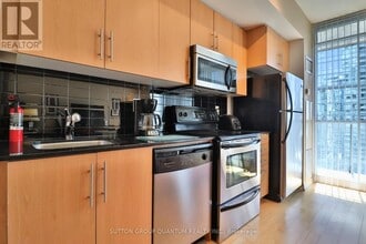65 Bremner Blvd in Toronto, ON - Building Photo - Building Photo