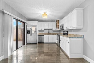 1015 10th Ct in Palm Beach Gardens, FL - Foto de edificio - Building Photo