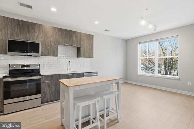 989 S Buchanan St, Unit 303 in Arlington, VA - Building Photo - Building Photo