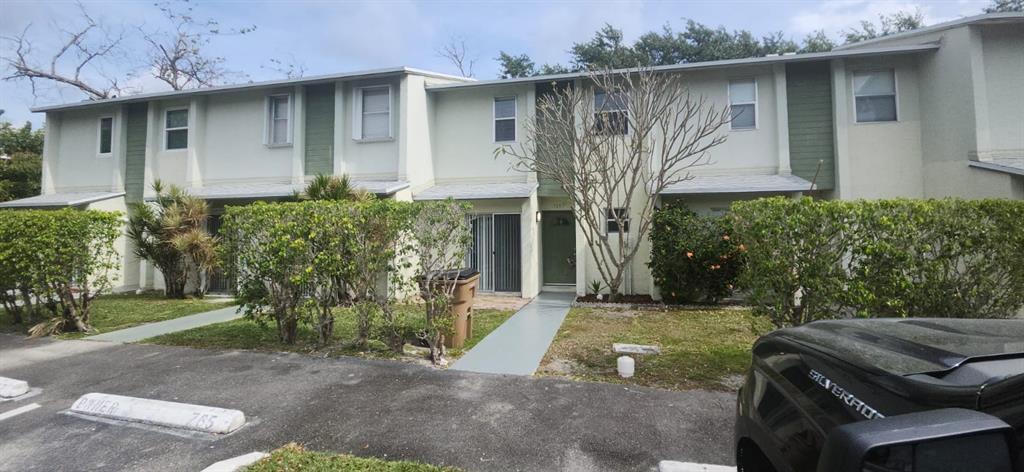 765 Crystal Lake Dr in Deerfield Beach, FL - Building Photo