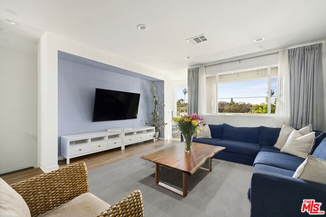 13151 Victory Blvd in Los Angeles, CA - Building Photo - Building Photo