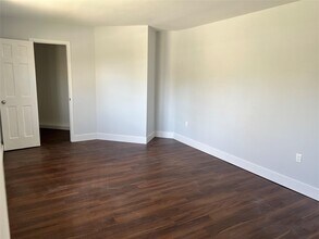 82 Yale Ave in Oakdale, NY - Building Photo - Building Photo