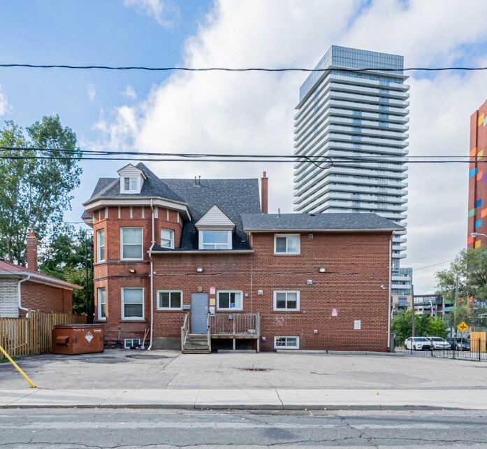 86 Rosemount Av in Toronto, ON - Building Photo