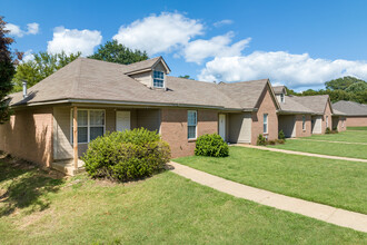 Fountain Square Townhomes in Hernando, MS - Building Photo - Building Photo