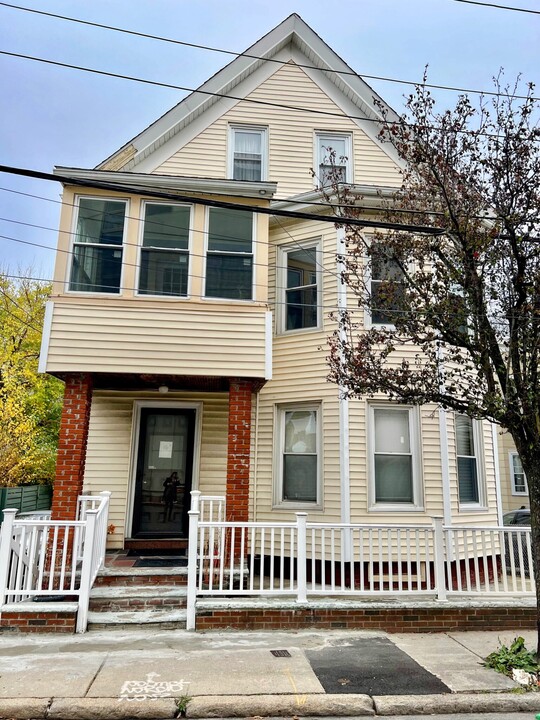 61 Tufts St, Unit 2 in Somerville, MA - Foto de edificio