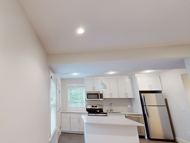 208 Banks St, Unit 2 in Cambridge, MA - Building Photo - Building Photo