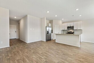 1702 Miller Ter in Lockhart, TX - Foto de edificio - Building Photo