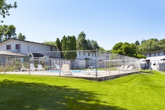 Townhouse Villas in Hermiston, OR - Building Photo - Building Photo