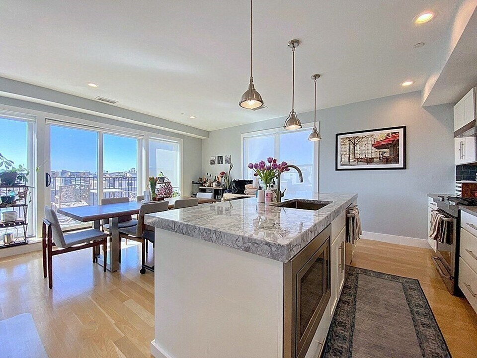 150 W Broadway, Unit PH4 in Boston, MA - Building Photo