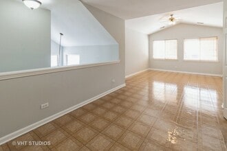279 Camel Bend Ct in Schaumburg, IL - Building Photo - Building Photo