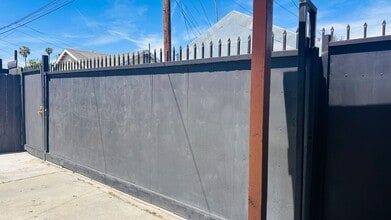 1255 E 88th Pl in Los Angeles, CA - Foto de edificio - Building Photo