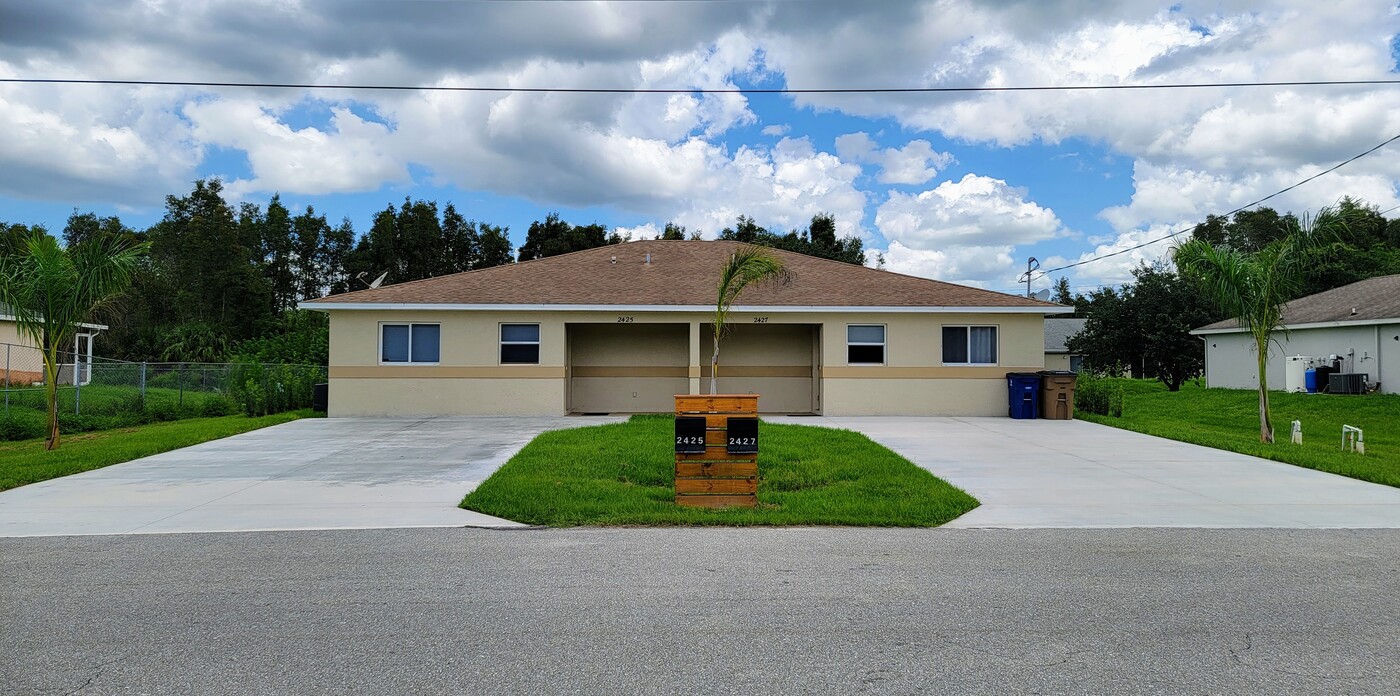 2425 Daniel Ave in Lehigh Acres, FL - Building Photo