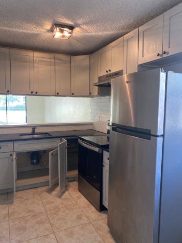 property at 4136 Lakeside Dr