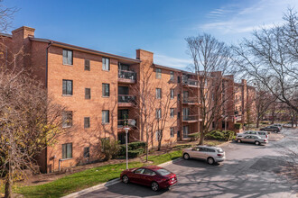 Farmingdale Terrace in Darien, IL - Building Photo - Primary Photo