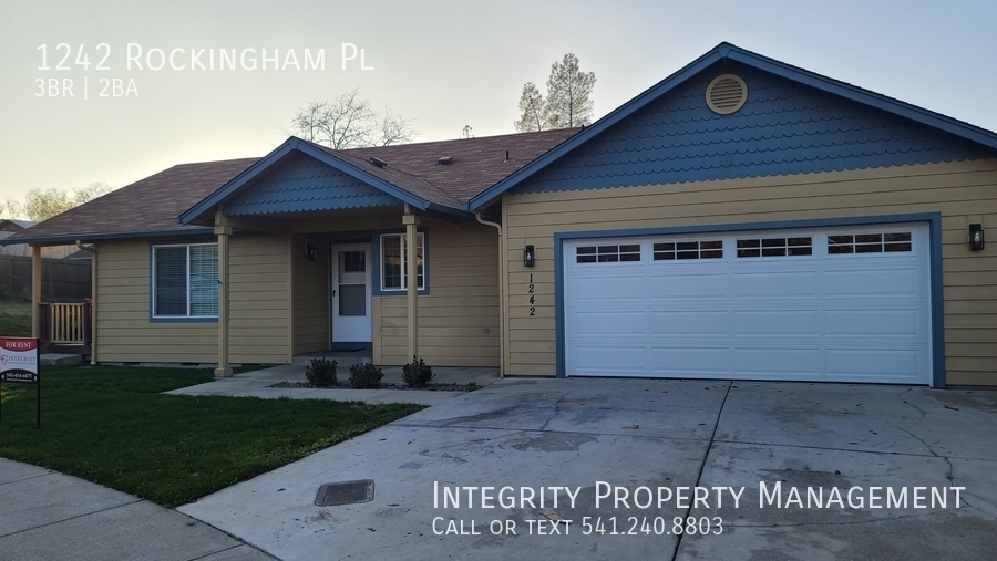 1242 Rockingham Pl in Grants Pass, OR - Building Photo