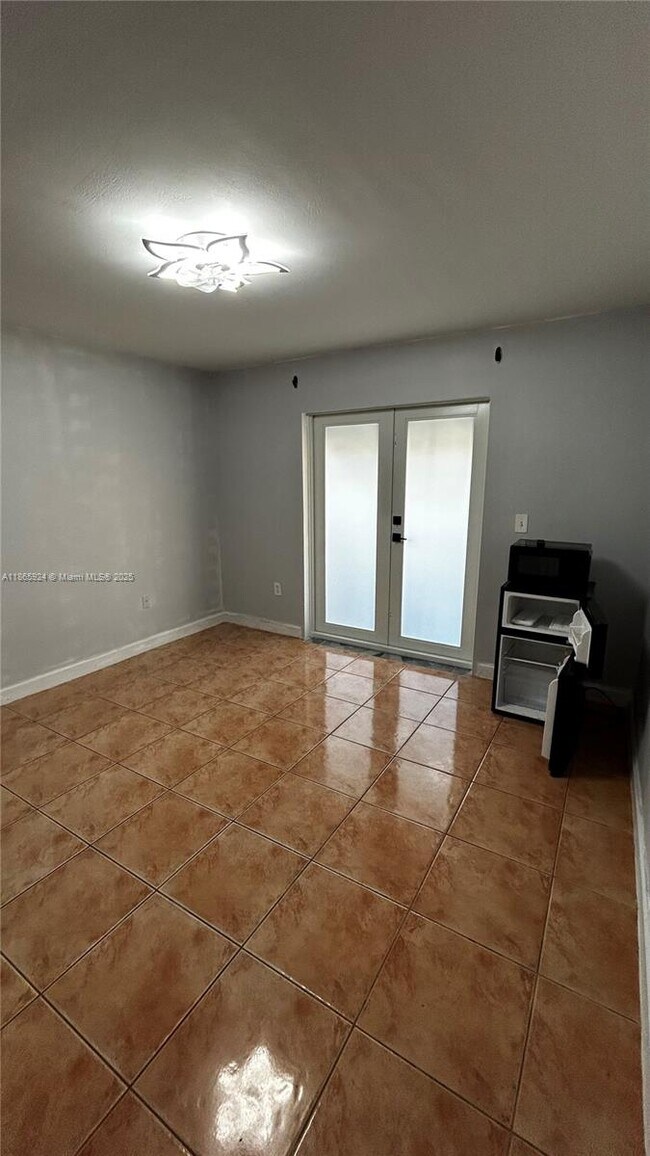 13069 NW 9th Terrace in Miami, FL - Foto de edificio - Building Photo