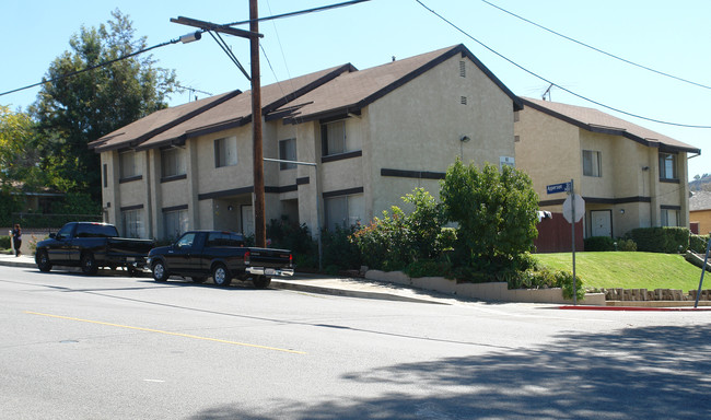 Apperson Apartments in Tujunga, CA - Foto de edificio - Building Photo