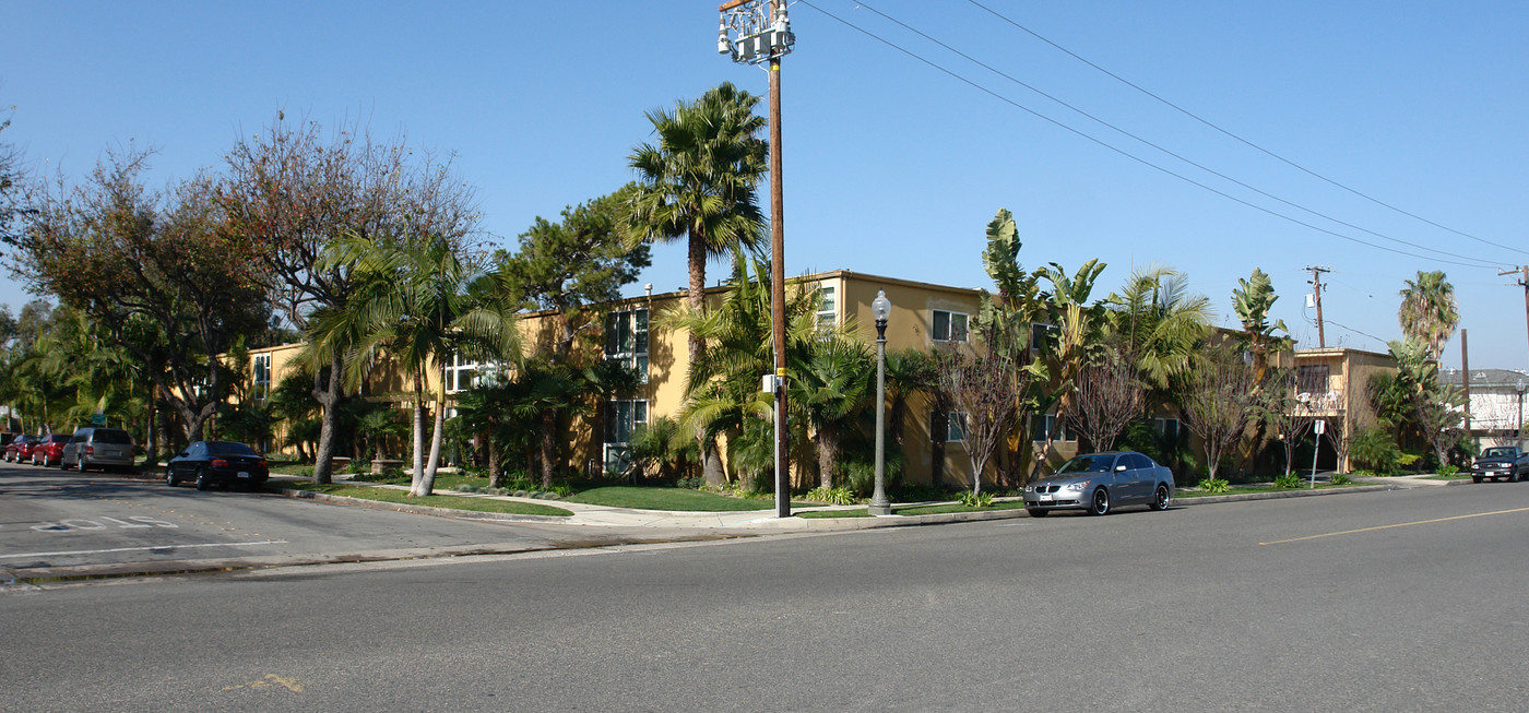 Casa Alamitos in Los Alamitos, CA - Building Photo