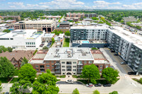 111 N Larch Ave in Elmhurst, IL - Foto de edificio - Building Photo