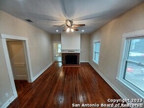 8 French Ct in San Antonio, TX - Building Photo - Building Photo