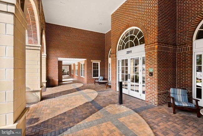 2465 Army Navy Dr in Arlington, VA - Building Photo - Building Photo