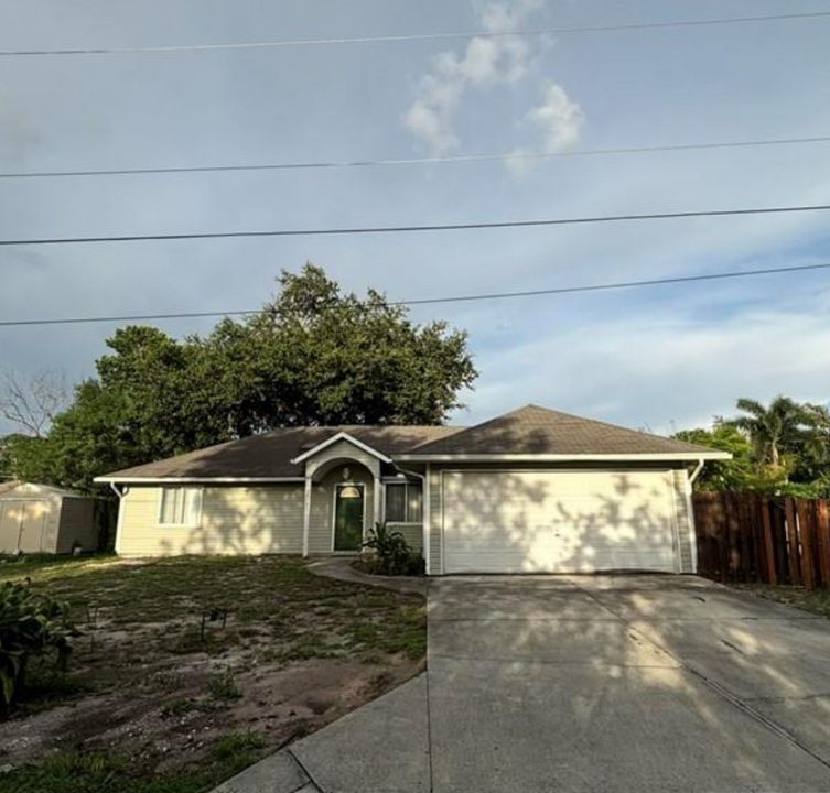 27171 Pine Ave in Bonita Springs, FL - Building Photo