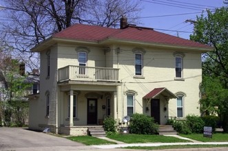 903 N Capitol in Lansing, MI - Foto de edificio - Building Photo