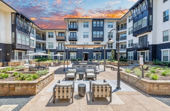 MAA West Austin in Austin, TX - Foto de edificio - Building Photo