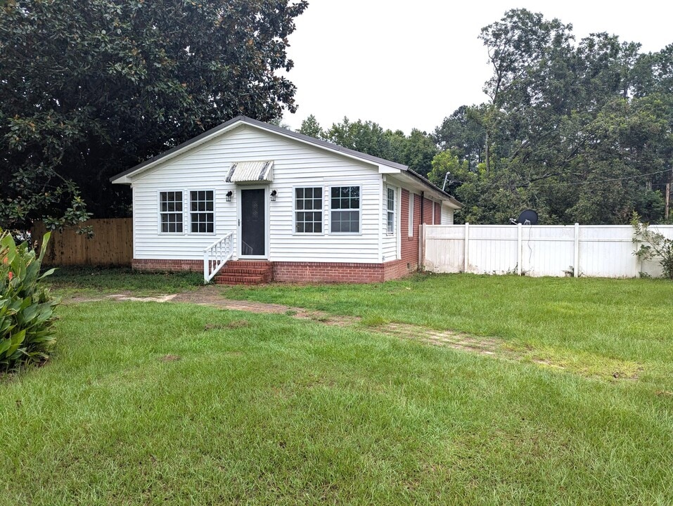 608 Woodyard Rd in Trenton, SC - Building Photo