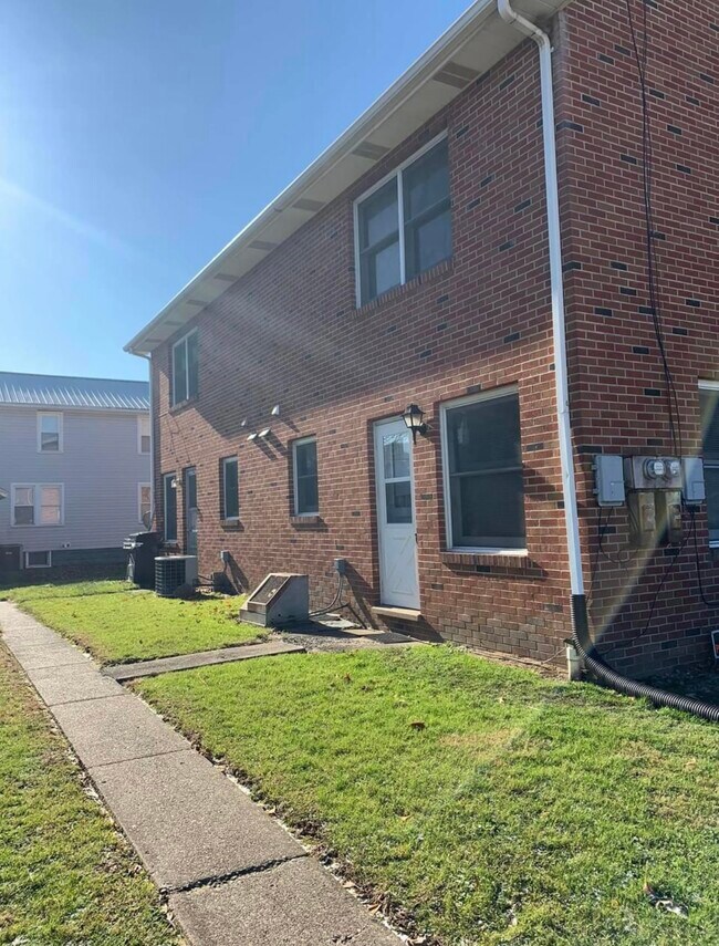 56 Mound St in New Martinsville, WV - Building Photo - Building Photo