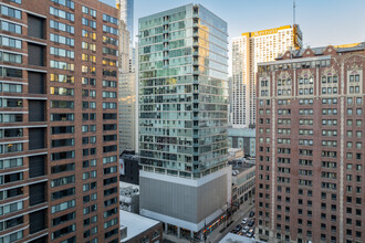 552 N St Clair St in Chicago, IL - Foto de edificio - Building Photo