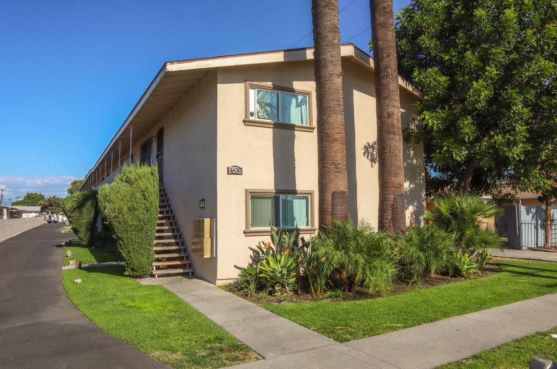 Live Oak in Bell, CA - Building Photo