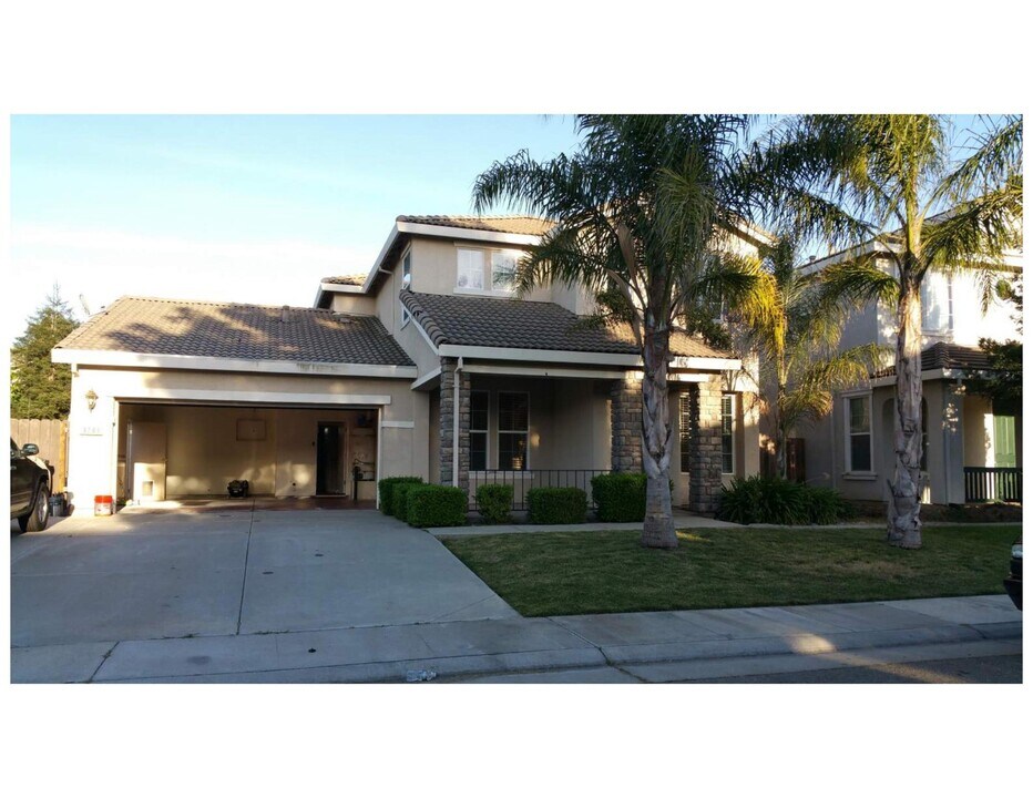 9769 Dartmoor Way in Elk Grove, CA - Building Photo