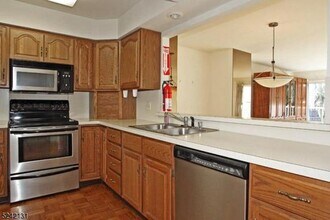 76 S Edgewood Rd in Bedminster, NJ - Building Photo - Building Photo