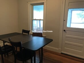 21 Renfrew St, Unit 1 in Medford, MA - Foto de edificio - Building Photo