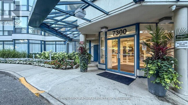 7300 Yonge St in Vaughan, ON - Building Photo - Building Photo