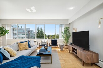 5976 Tisdall St in Vancouver, BC - Building Photo - Building Photo
